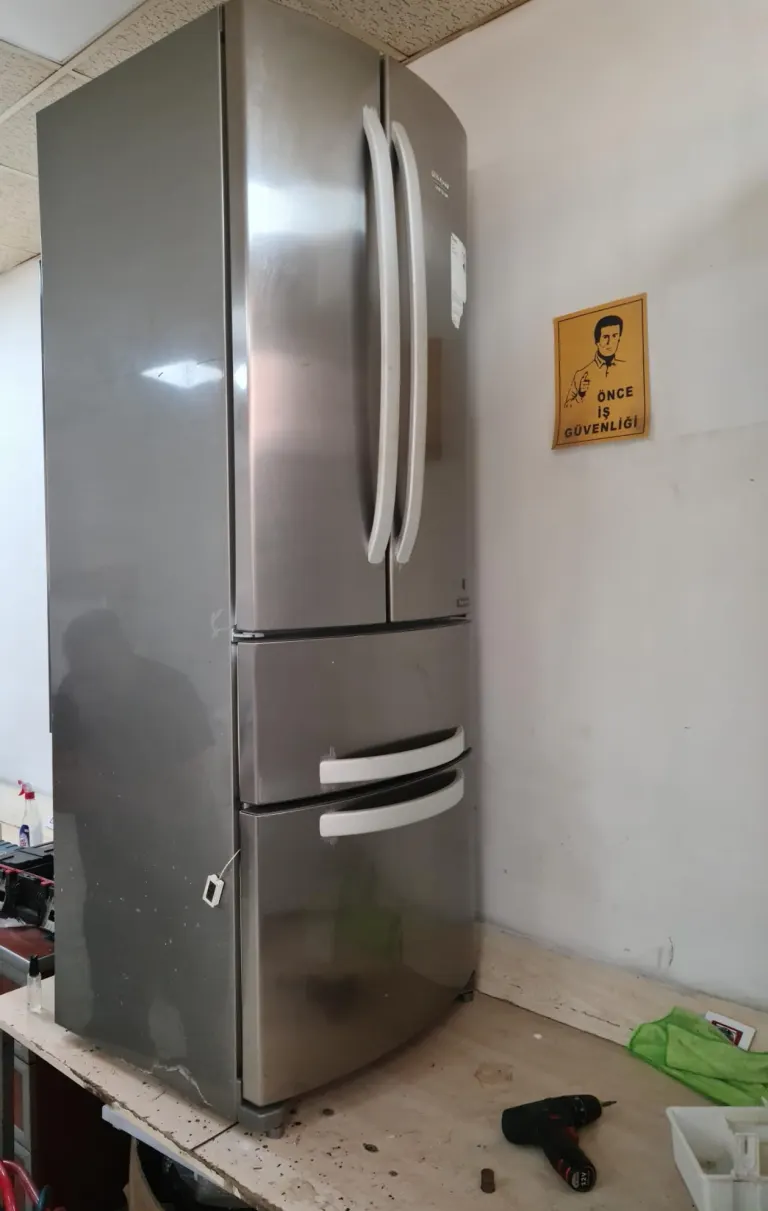 Atölyede gardırop tip buzdolabı onarımı